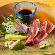 やわらかな赤身と希少なコウネ（たてがみ）のコントラストが美しい一皿です。それぞれに味や食感が異なる2つの部位を一緒に味わうのが林さんのオススメ。ほんのり甘い九州醤油が旨みをいっそう引き立てます。