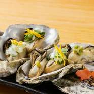 岡山の日生から取り寄せる牡蠣や、自ら市場に出向いて目利きする旬の魚介。さらに、北海道の小樽中央市場から直送される「海水ウニ」や「白子」を味わえるのもこの店ならではのお楽しみ。思わずお酒が進みます。