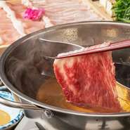 ◇本日の先付け
◇和牛の炙り寿司
◇お刺身5種盛り
◇蟹味噌甲羅焼き
◇煮穴子と旬野菜の天ぷら
◇海鮮と国産牛のセパレートしゃぶしゃぶ
◇〆のきしめん　
◇デザート
+1,500円で飲み放題付も出来ます♪