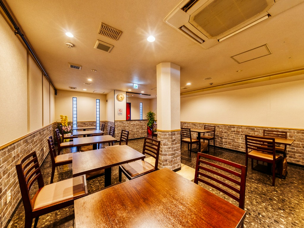 幅広い年齢層を受け入れてくれる、温かみのある店内