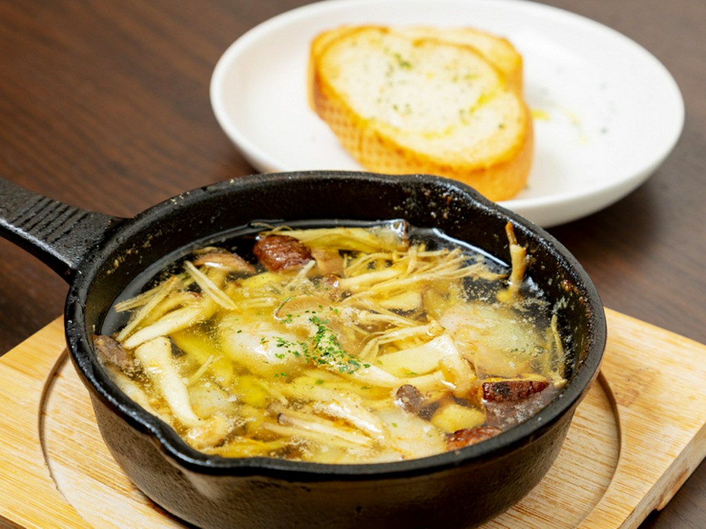 『エビとキノコのアヒージョ』