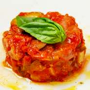 イタリアの煮込み料理であるカポナータ。トマト特有の酸味を和らげることによって、マイルドで親しみやすい味わい。幅広い年齢層に親しまれる【イルソーレ】のコンセプトを象徴する一品です。