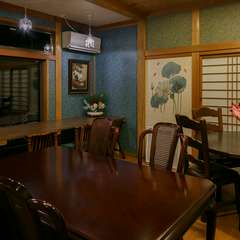 料理と会話を楽しめるくつろぎの空間