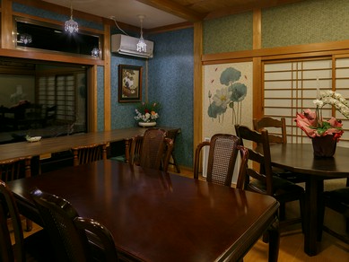 料理と会話を楽しめるくつろぎの空間