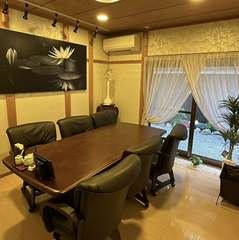 グループ利用にも最適な個室。シェアも楽しい鍋料理もあり