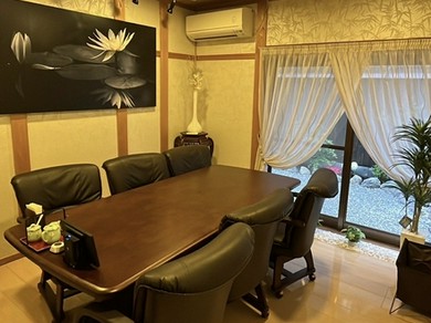 グループ利用にも最適な個室。シェアも楽しい鍋料理もあり