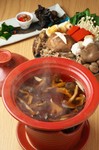身体をホットにしたい方に。ショウガ・ゴマ油の風味と当帰の特殊な甘みを感じるスープです。

前菜3点・スイーツ付　※二人前からご注文ください