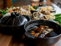 滋賀県の豆腐屋の厚揚げ・台湾風野菜漬け　バジルに弊店
オリジナルソースで台湾臭豆腐を再現しました。
※台湾臭豆腐の臭いはございません。