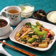 前菜
手作り野菜マン
台湾風きしめん炒め
オリジナル薬膳スープ
ご飯
デザート
高山烏龍茶