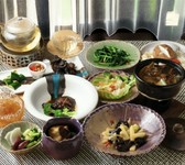 台湾屋台料理が大集合のコースです。
前菜3品・台湾麺線・ベジルーローハン・バーワン・大根餅・不臭豆腐・ベジ三杯チキン