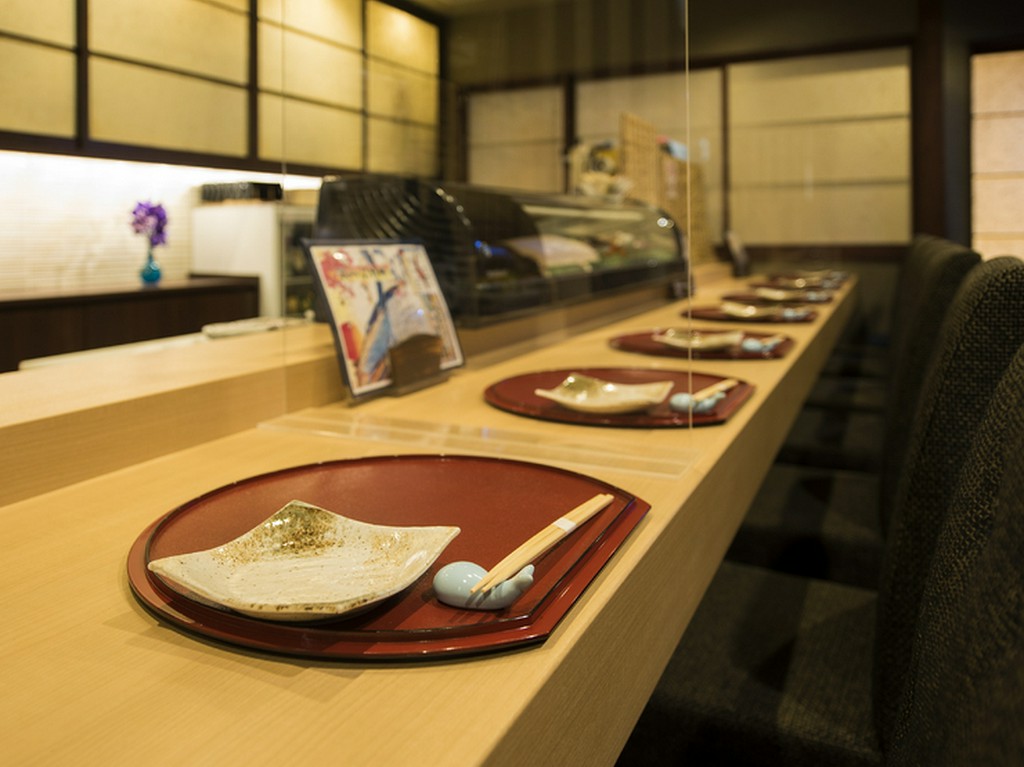 一枚板が美しいカウンター席はお一人様やカップルに最適