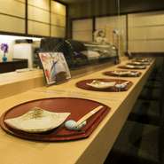 杉の香に癒される店内の中央には、一枚板のカウンターが。和モダンなしつらえがスタイリッシュなカウンター席は、お一人様やカップルでの利用にぴったり。ゆったりとくつろいだ時間を過ごすことができます。