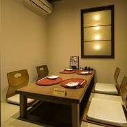 座敷の個室は、上質な時間を過ごせる特別な空間。掘りごたつタイプだから、ゆったりと足を伸ばしてくつろげます。プライバシーを気にすることなく、大切な人とのひと時を楽しんでみてはいかが。
