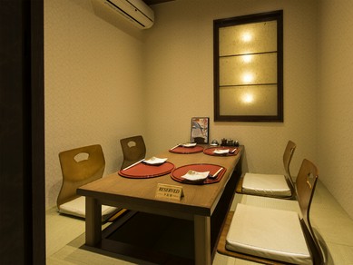 掘りごたつタイプでゆったりくつろげる個室もあり