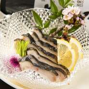 特別な日の会食に最適な非日常空間で、四季折々の食材を使用した上質な料理が五感を刺激。接待はもちろん、家族の集まりやお食い初めなどのお祝い、法要などの小さな会食にもぴったりです。20名までの貸切対応も。