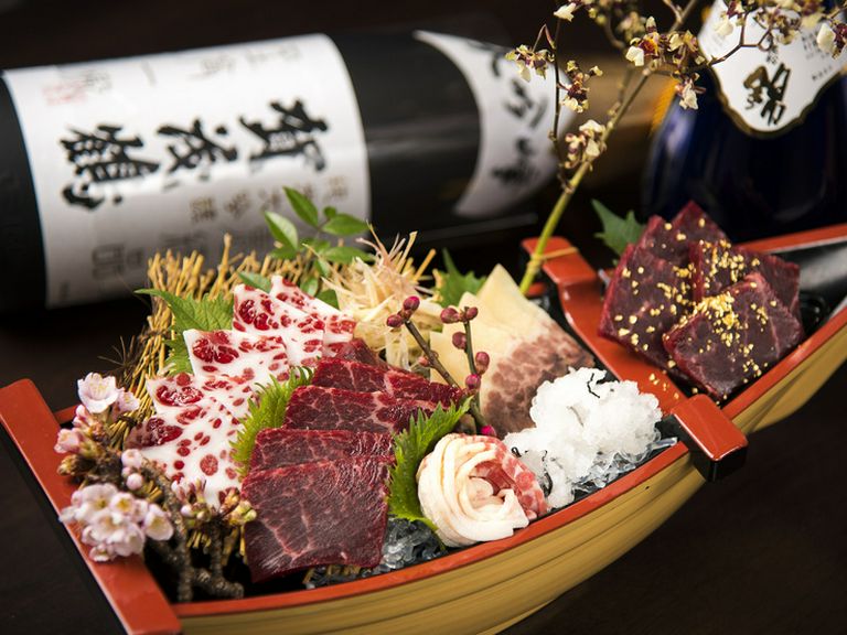 本物の鯨の旨味を堪能!『<盛り合わせ>捕鯨船盛(本日の四種)』2〜3人前