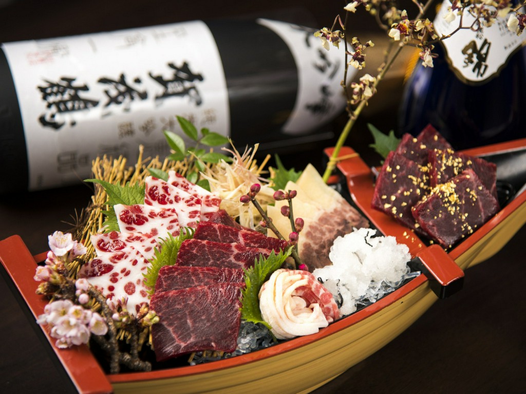 本物の鯨の旨味を堪能！『＜盛り合わせ＞捕鯨船盛（本日の四種）』２～３人前