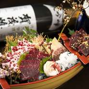 同店を訪れたら、ぜひ食べておきたいのが、手間と時間を惜しむことなく大切に熟成させた『国産鯨肉のお刺身』。部位による旨みの違いやジューシーな甘み、食感や香りなど、口の中いっぱいに感動が広がります。