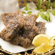 専門店ならではの「懐かしくて新しい」鯨料理が自慢です。なかでも『竜田揚げ』は、鯨料理の王道として人気のメニュー。ほかに、鮮度自慢だからこそ叶う『勇魚握り』などのオリジナル料理や珍味も幅広く揃います。