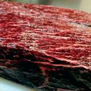 広島で唯一国産鯨肉加工会社を持つ同店だからこそ、「安心・安全・安価・新鮮」でおいしい鯨肉の提供が可能。日本伝統の鯨食文化継承を担う責任とプライドにかけて、一切の手抜きなしにこだわり抜いた入魂食材です。