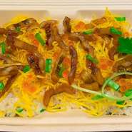 オードブルのごはん物もお付けいたします。
お料理内容、ご予算等お気軽にご相談ください。
写真は「穴子とイクラのチラシ寿司」約３人前です。