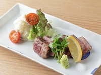 埼玉県「上里ファーム」から届けられる、良質なブランド牛を使用したステーキ。まずは素材の味を楽しめるようにと、味付けは塩と山葵のみ。シンプルに素材そのものの魅力を堪能できる逸品です。
