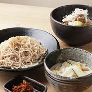 埼玉県の地粉（さきたまの家）を使った細麺のうどんは、ランチ・ディナーでも好評。つけうどんは肉汁・胡麻汁、温うどんは白だしを用意。その日の気分や好みでセレクトできます。