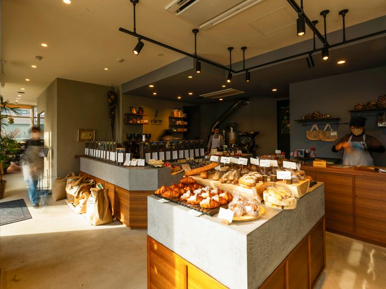 薪焼き料理、本格パン、自家焙煎コーヒーの3つのおいしさが集う