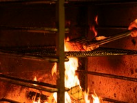 東北の上質食材を使い、モダンバスクをベースにした薪焼き料理で織りなすコース。8品前後。税・サービス料込み。完全予約制（前日まで）。
