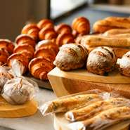 ヨーロッパタイプの本格パンが揃うベーカリーも人気