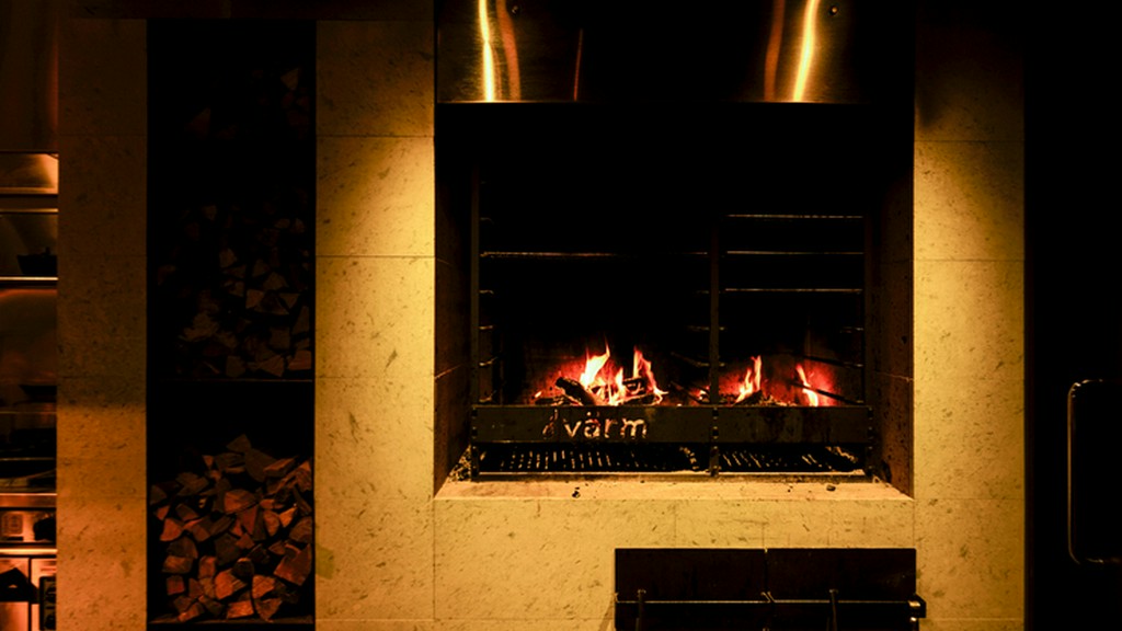 熱源の薪も、了美ヴィンヤード＆ワイナリーから仕入れる東北産