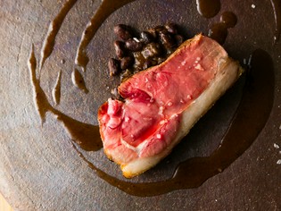 骨太にして繊細。肉の旨みと存在感がほとばしる『薪焼き肉料理』