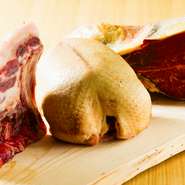 絆を結んだ東北の生産者から仕入れる食材を使用。丸森町のEsエスの熟成肉、青森産イノシシ肉、三陸の旬魚介、仙台市の浅野農園とエグベジの野菜やハーブなどを用い、地元食材の新たな魅力を引き出しています。