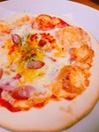 定番人気のピザです！ベーコンとソーセージをたくさん乗せて焼き上げた一品です！ピザチーズとピザソースがマッチしていて口の中でとろけます！リピート高い注文です！是非、お試しあれ！
