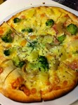 コーンの甘みとベーコンの塩気がホワイトソースの味わいを引き立てます！ソースはクリーミーでサクサクピザ生地に相性が良いです！是非、お試しください！