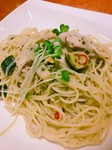 バジルの味わいがパスタと絡んで食がすすむパスタです。若鶏は下味に漬けて柔らかくしたお肉を使用しています！