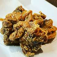 秘伝のタレは数種類の調味料を数時間煮詰め、手間暇をかけて作り上げています。その秘伝のタレに丸二日かけて下味を漬け込んだ鶏肉に、独自配合した唐揚げ粉にまぶしてカリッと高温で揚げている本格唐揚げです！