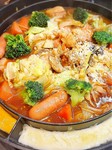 特製トマトソースと特製ミートソースで頂く自慢の料理です。イタリアンチーズタッカルビの更に上からミートソースをかけて頂きます。