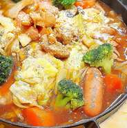 当店の山賊焼チーズタッカルビは自慢のタレで煮込んで最後にチーズをつけてお召し上がり下さい！鶏肉をひと手間加えて調理しているので、本場の味を再現した以上に深みのある本格チーズタッカルビにしています。