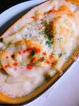 オーブンで焼き上げたクリーミーな味のホワイトソースグラタンです！一から仕込んだホワイトソースはオニオンの甘い香りとクリーミーな味わい広がります。高温で焼き上げますのでアツアツで美味しく頂けます。