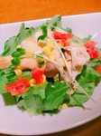 蒸し鶏の味わいと焙煎ごまのコクがマッチしたひと品です。野菜は新鮮な国内産の野菜を使用しています。蒸し鶏も柔らかく仕上げたもも肉を使用しています。胡麻ドレッシングで頂くので野菜と鶏肉との相性は抜群です。