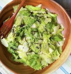 塩昆布の塩加減がサウザンドレッシングと絡んで風味が増すひと品！かなりおすすめのサラダです！