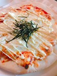 照り焼きソースとマヨネーズがとてもよく合う人気のピザです。特製の照り焼きソースがチーズと融合しているので、老若男女問わず食べれます！特製照り焼きソースが鶏肉とマッチして病みつきになります！