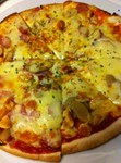 ガーリックが効いた大人の味のピザです。刻んだガーリックがふんだんに盛られており、お酒に合うようアレンジされております！ガツンと口の中でニンニクが効いて最高に旨いピザです！体力向上も期待できる一品です！