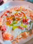 モッツァレラチーズとバジルの風味が口の中で広がるひと品です！当店が1番の推しのピザであり、皆さまからのリピート1番！程よいバジルの風味が食欲を増進させます！コース料理おすすめピザにても提供しております！
