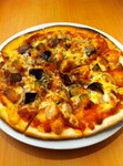 ナスとかぼちゃが良く合うミートソースベースのピザです！ミートソースはじっくり煮込んだソースをそのままピザ生地に塗って具材をたくさんに乗せたピザ！かぼちゃの甘さがミートソースに合っています！！！