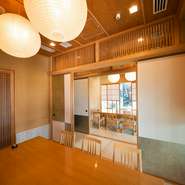 店内には6名用の完全個室が2部屋完備されています。個室料がかからないのがうれしいところ。6名用と8名用の個室もあり、襖を開け放てば最大14名まで利用可能です。
