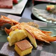北海道から仕入れたキンキを、ほかの料理に合わせて塩焼きや煮つけで堪能できます。写真は塩焼き。脂ののりが良く、上品な旨みが食べる者を魅了してやみません。