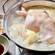 鶏一羽を丸ごと6時間煮込んだ、お店自慢の『タッカンマリ』。コトコト丁寧に煮込むことで、鶏肉はホロリと柔らかく、スープも味わい深い仕上がりに。鶏一羽の旨みを存分に楽しむ、王道メニューです。