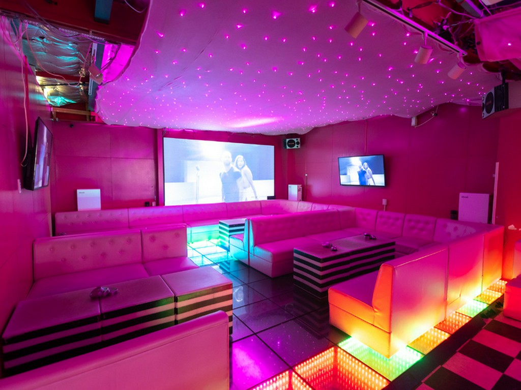 大型モニターに主役を映し、思いっきりお祝いパーティーを